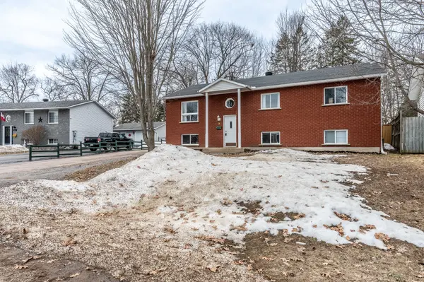 24 Earl ST, Petawawa, ON K8H 3M4