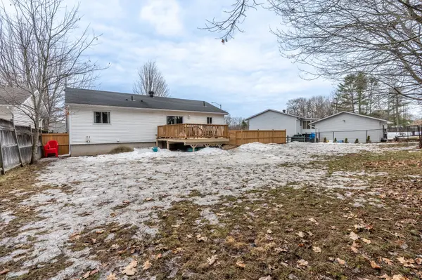 24 Earl ST, Petawawa, ON K8H 3M4