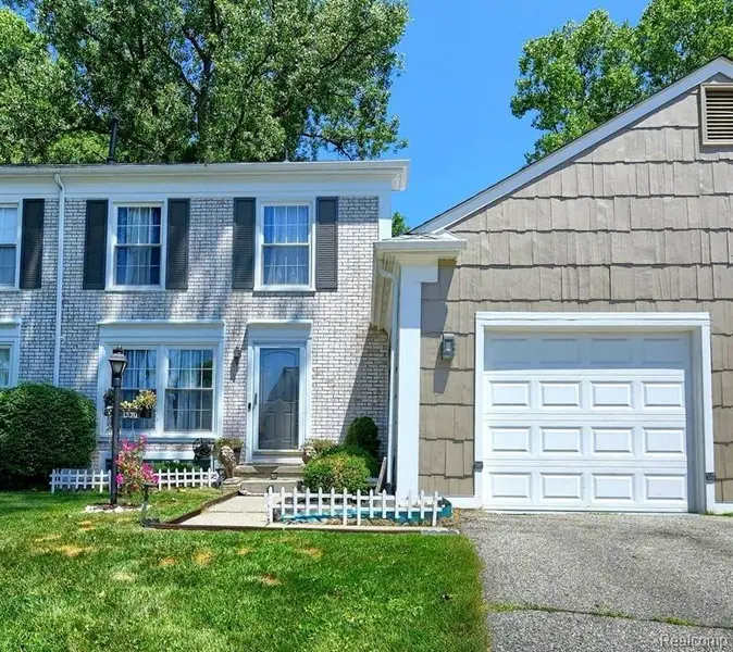 1370 Crescent LN, Rochester, MI 48306