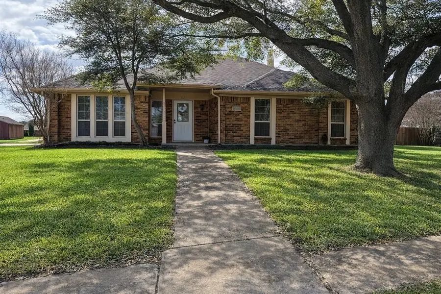 413 Kingsbridge Court, Garland, TX 75040