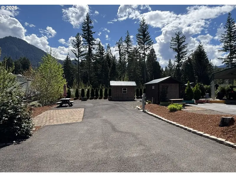 54432 MCKENZIE HWY #40, Blue River, OR 97413