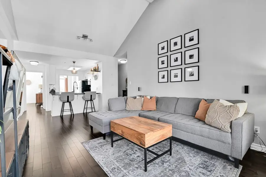 19 Tadley Private #G, Barrhaven, ON K2J 2T3