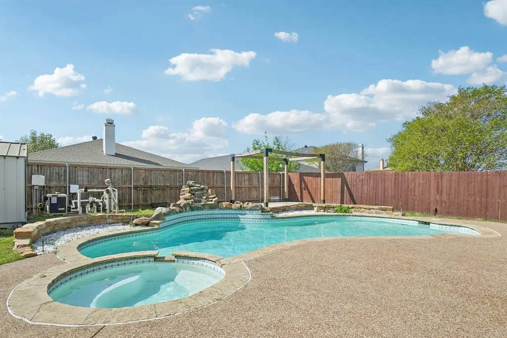 2304 Red Oak Drive, Little Elm, TX 75068