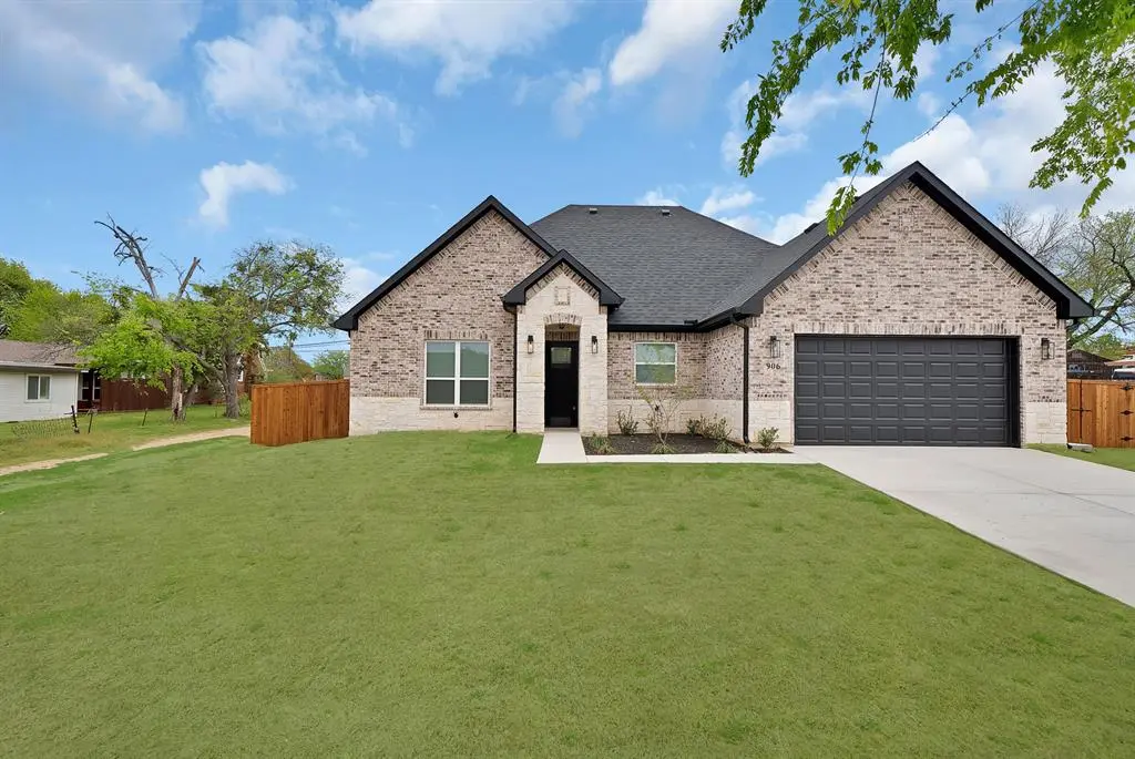 906 N state Street, Decatur, TX 76234