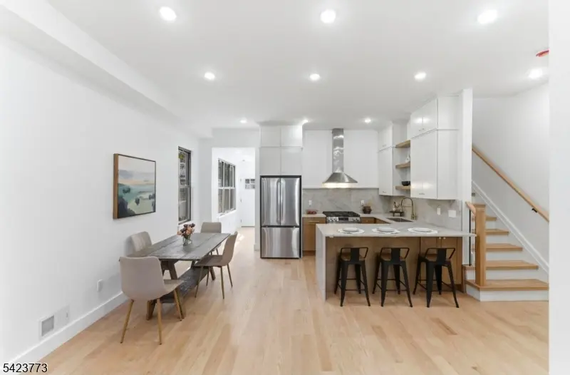 113 Oak St, Jersey City, NJ 07304