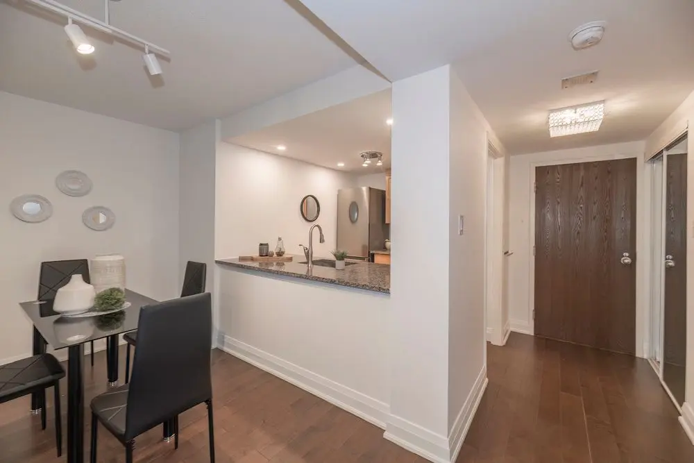 711 Bay ST #320, Toronto C01, ON M5G 2J8