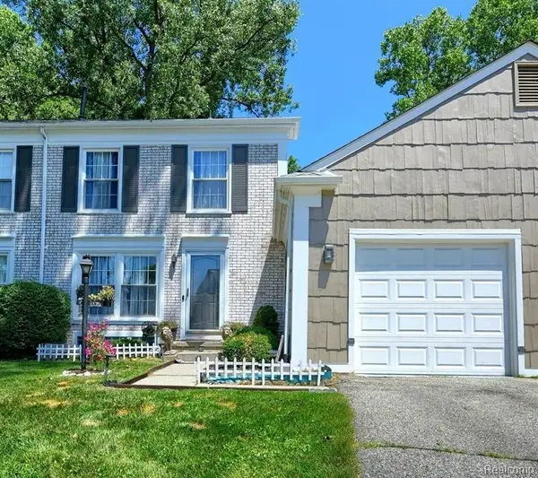 1370 Crescent LN, Rochester, MI 48306