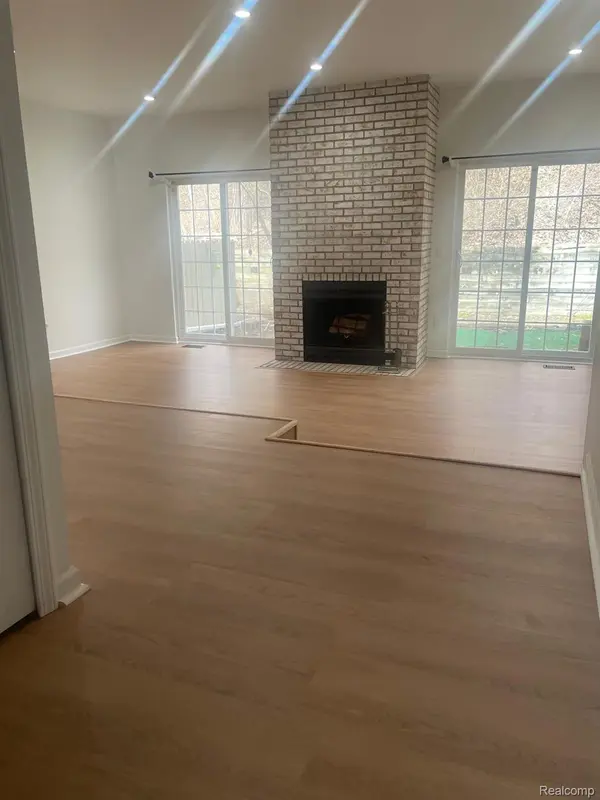 1370 Crescent LN, Rochester, MI 48306