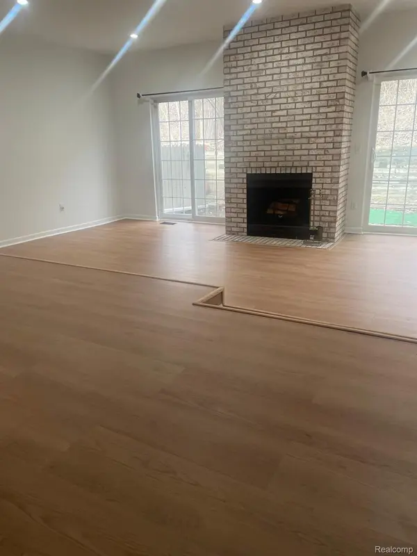 1370 Crescent LN, Rochester, MI 48306