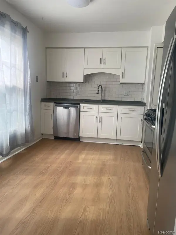 1370 Crescent LN, Rochester, MI 48306