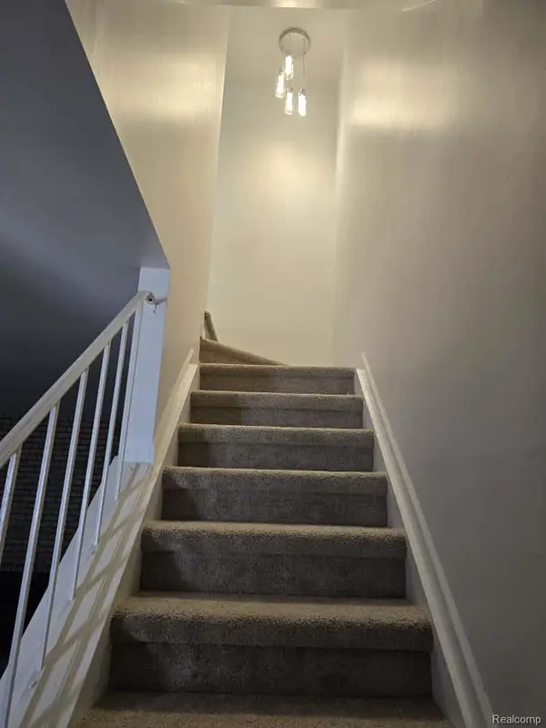 1370 Crescent LN, Rochester, MI 48306