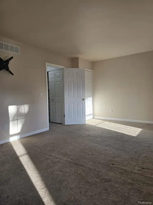 1370 Crescent LN, Rochester, MI 48306