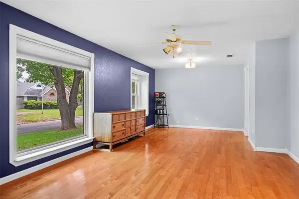 711 Hinsdale Drive, Arlington, TX 76006