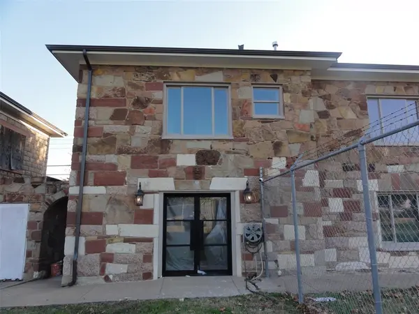 1200 E Maddox Avenue, Fort Worth, TX 76104