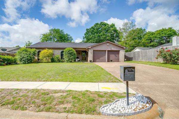 529 Jayellen Avenue, Burleson, TX 76028
