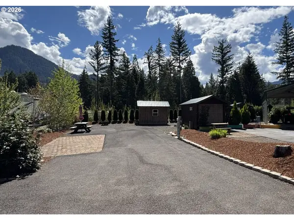 54432 MCKENZIE HWY #40, Blue River, OR 97413