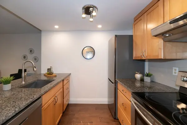 711 Bay ST #320, Toronto C01, ON M5G 2J8