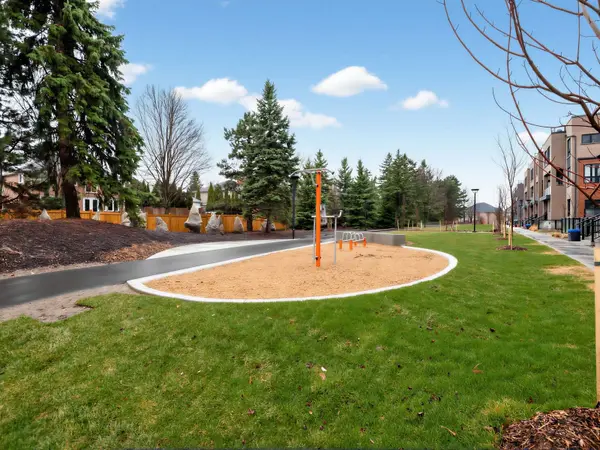 22 Lytham Green CIR #6, Newmarket, ON L3Y 0H3