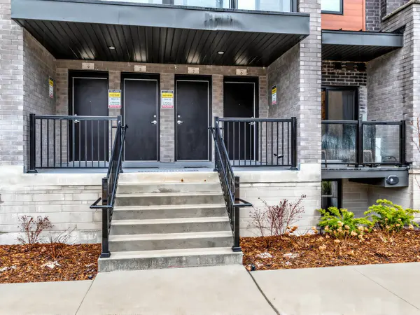 22 Lytham Green CIR #6, Newmarket, ON L3Y 0H3