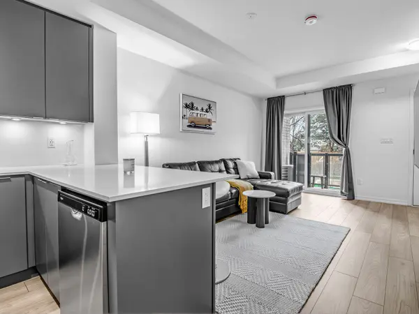 22 Lytham Green CIR #6, Newmarket, ON L3Y 0H3