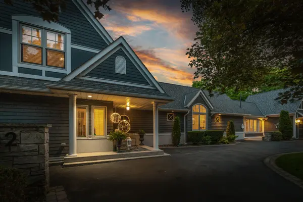 382 Trafalgar RD, Oakville, ON L6J 3H5