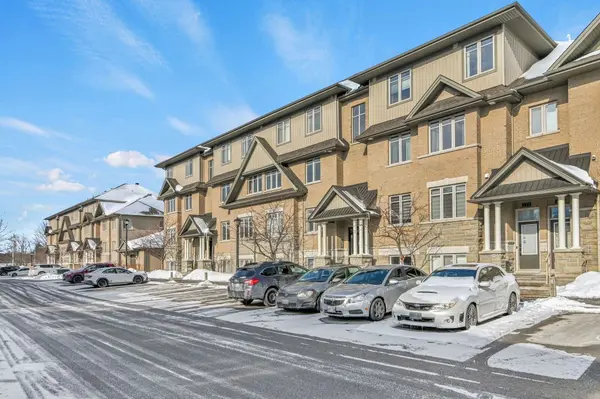 19 Tadley Private #G, Barrhaven, ON K2J 2T3