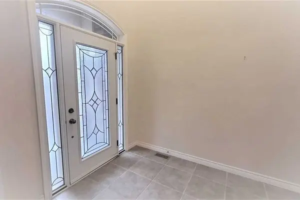 15 Sasha CT, Hamilton, ON L8E 0A3