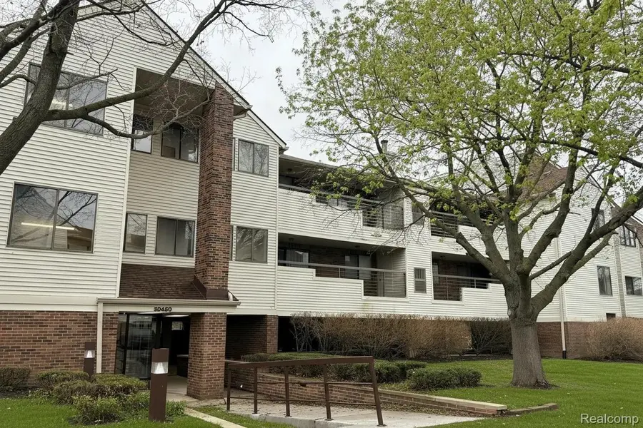 30450 Orchard Lake RD ##73, Farmington Hills, MI 48334