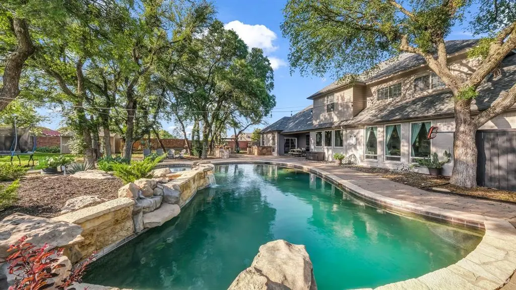 100 Oakview Drive, Hudson Oaks, TX 76087