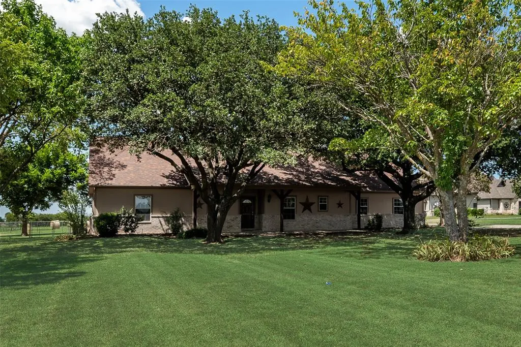 1255 Vineyard Road, Gunter, TX 75058