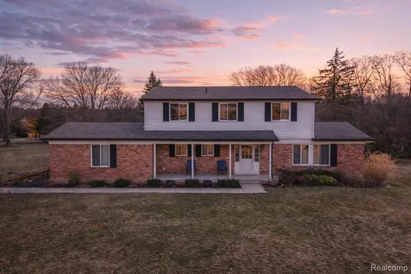 38005 Southfarm LN, Farmington Hills, MI 48167