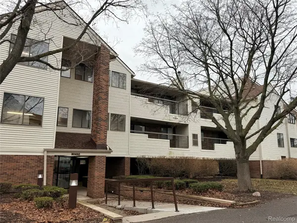 30450 Orchard Lake RD ##73, Farmington Hills, MI 48334