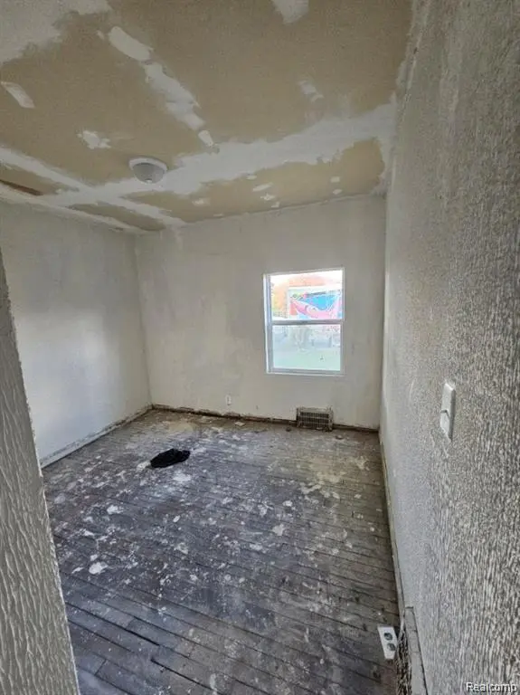 8686 Artesian ST, Detroit, MI 48228