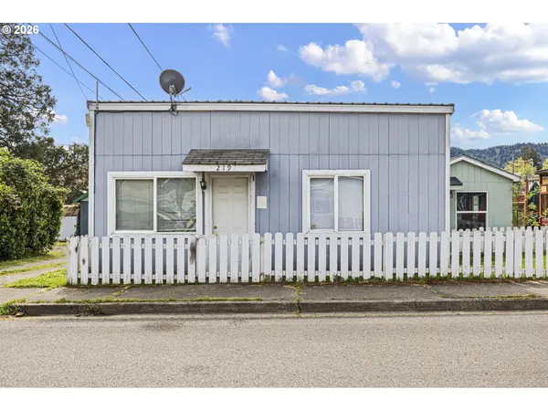 215 E 2ND AVE, Riddle, OR 97469