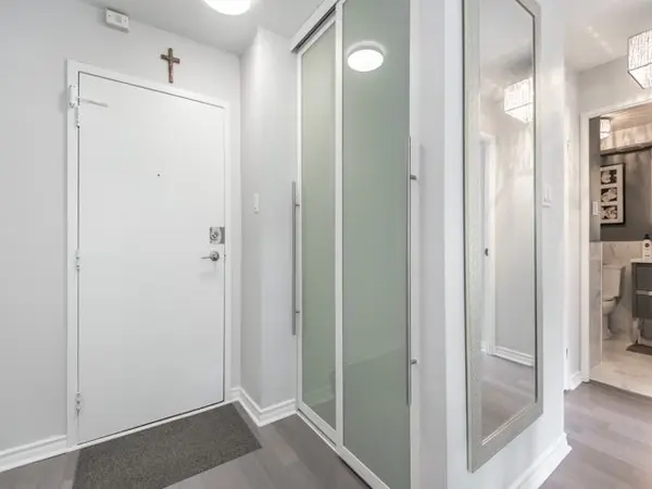 105 Mccaul ST #202, Toronto C01, ON M5T 2X4