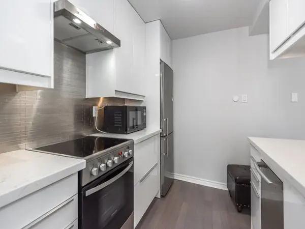 105 Mccaul ST #202, Toronto C01, ON M5T 2X4