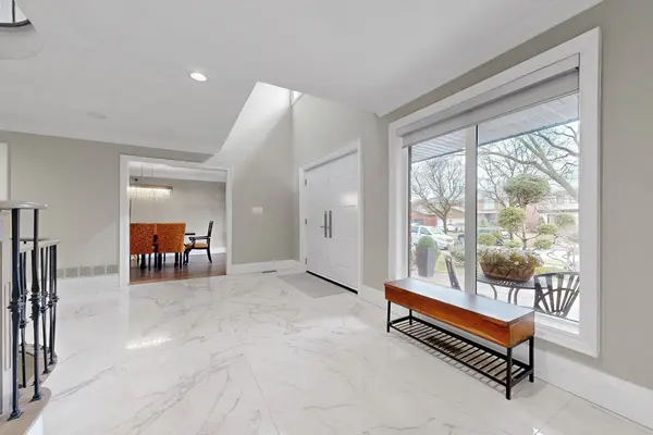 186 Wigwoss DR, Vaughan, ON L4L 4H2