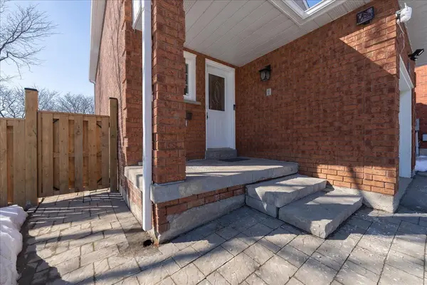102 Wade Gate, Vaughan, ON L4J 5X4
