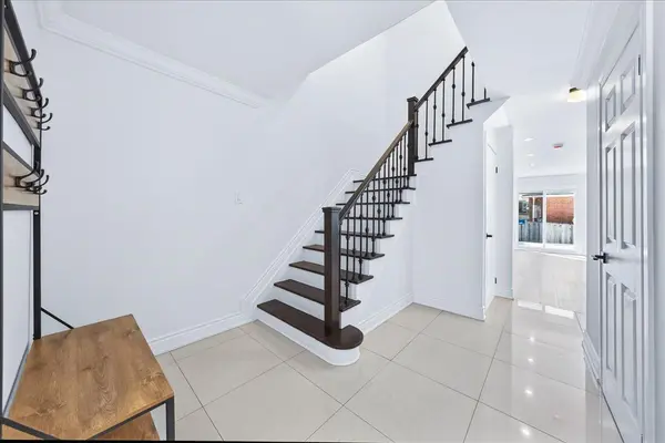 102 Wade Gate, Vaughan, ON L4J 5X4