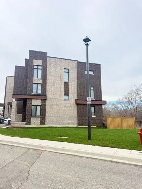43 Queenpost DR, Brampton, ON L6Y 6L2