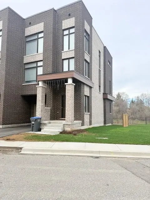 43 Queenpost DR, Brampton, ON L6Y 6L2