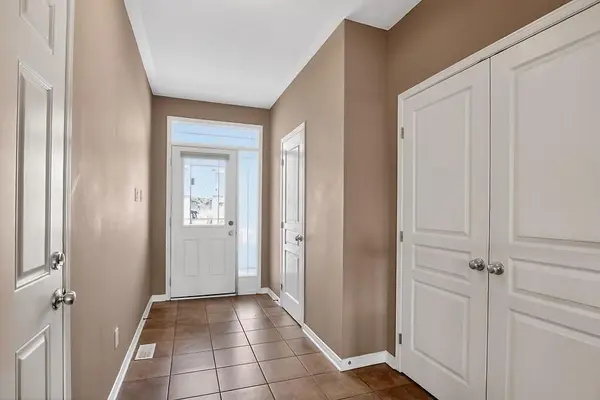672 Pepperville CRES E, Kanata, ON K2M 0E4