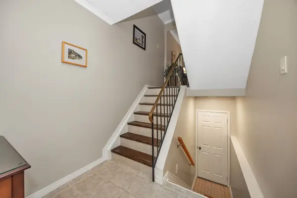 4 Almond LN, Kanata, ON K2L 3T2
