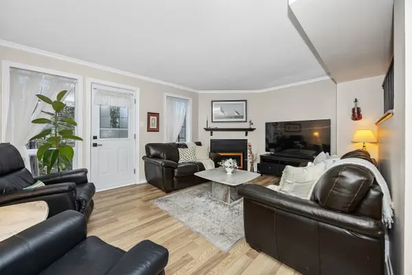 4 Almond LN, Kanata, ON K2L 3T2