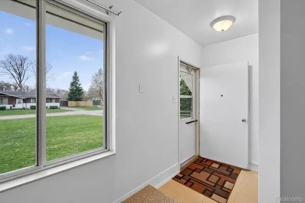 4739 Joan LN, Hamburg Township, MI 48169