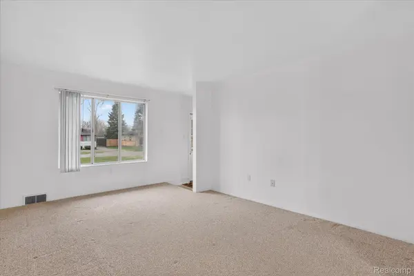 4739 Joan LN, Hamburg Township, MI 48169