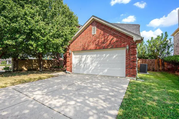 605 Fossil Wood Drive, Saginaw, TX 76179