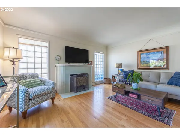 403 W 9TH ST, The Dalles, OR 97058