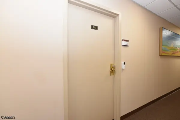 555 Goffle Rd, Ridgewood Village, NJ 07450