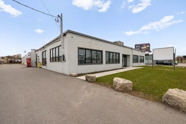 30 Bermondsey RD, Toronto C13, ON M4B 1Z5